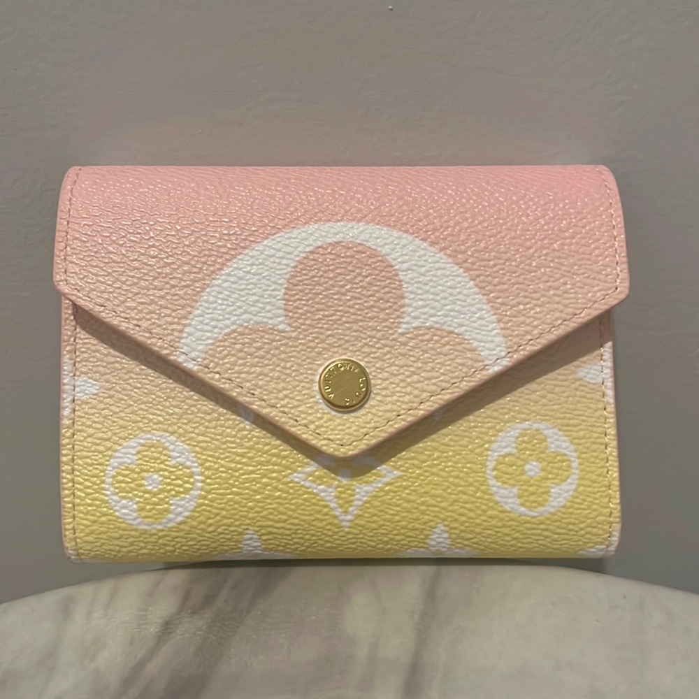 Louis Vuitton. Compact wallet